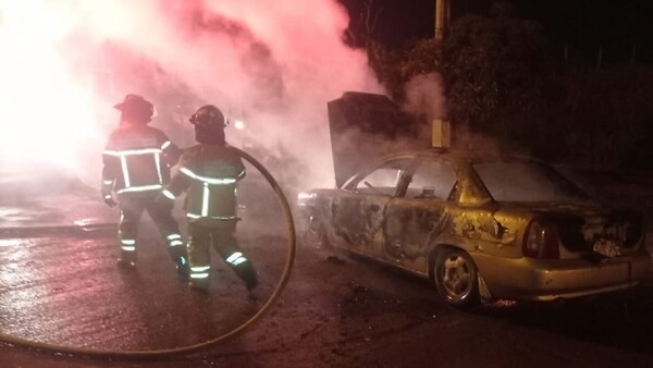 Un vehículo arde en llamas en Ciudad del Este y su conductor sale ileso