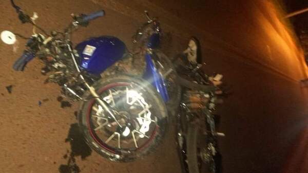 Dos jóvenes fallecieron al chocar frontalmente con sus motocicletas