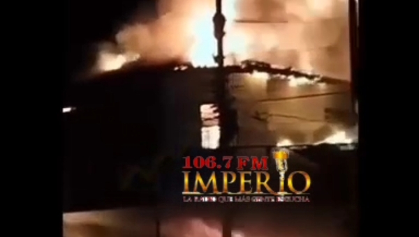 Incendio consume totalmente un taller en el barrio San Antonio - Radio Imperio 106.7 FM