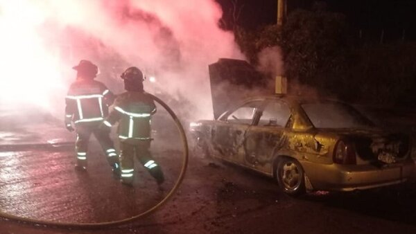 Un vehículo arde en llamas en Ciudad del Este y su conductor sale ileso