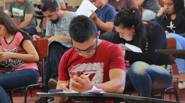 Hoy vence el plazo para que universitarios se postulen a renovación de sus becas de la Juventud