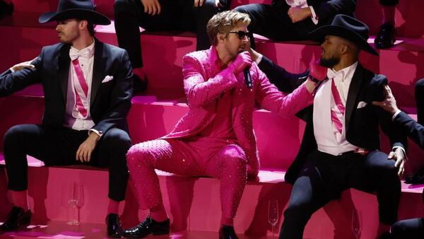 Un divertido Ryan Gosling, más Barbie que nunca, roba el protagonismo en los Óscar
