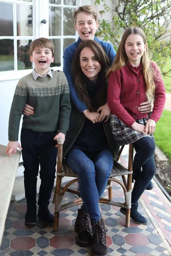 Polémica por la presunta manipulación de la foto de la princesa de Gales con sus hijos - Mundo - ABC Color