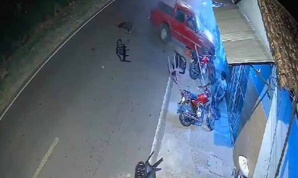 Discutió con un grupo de personas, tomó su camioneta y los arrolló en Cordillera – Prensa 5