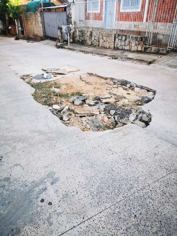 Barrio San Vicente: aguas cloacales en las casas y una calle destrozada por culpa de la Essap - Nacionales - ABC Color