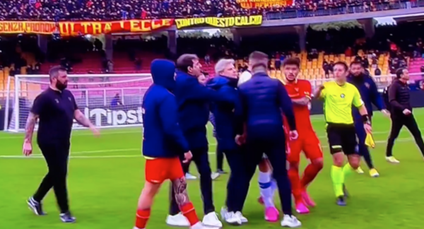 Versus / Despedido el técnico del Lecce por el cabezazo a un jugador del Verona