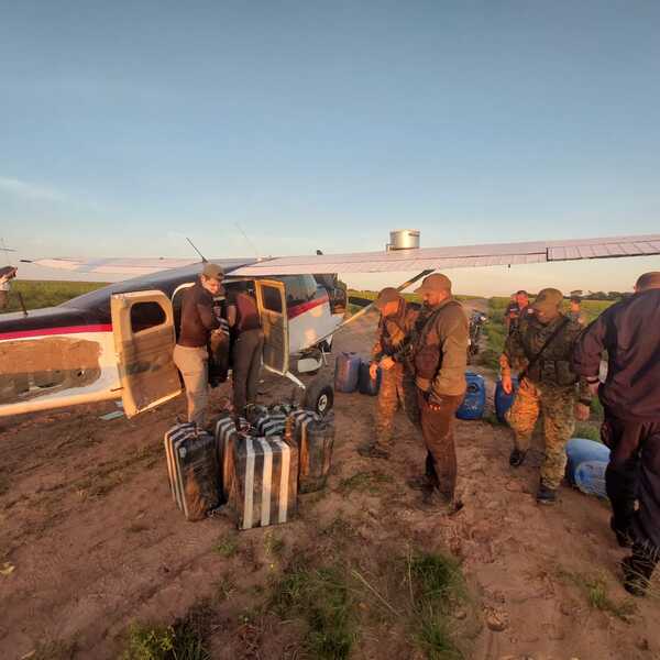Incautan avioneta con más de 400 kilos de cocaína y detienen a 4 personas - trece