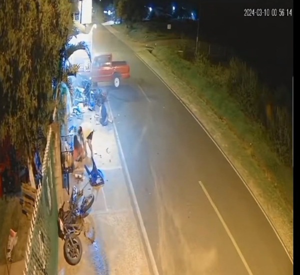 Terror en Nueva Colombia: Conductor atropelló a varias personas que estaban en una vereda | 1000 Noticias