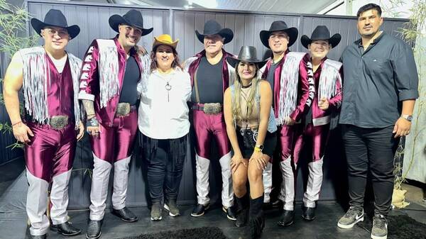 ¡Bronco recibió a la familia de Vita Aranda en camerinos!
