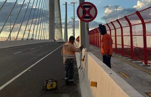 Multa de G. 515.000 por estacionar indebidamente en el Puente Héroes del Chaco - La Clave