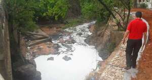 Diario HOY |  ‘Tradición’ que afea a capitalinos: tirar basura en arroyos, y en raudales en días de lluvia