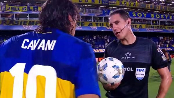 Cavani recibió una propuesta "indecente" del árbitro en su primer partido como capitán