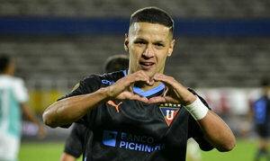 Alex Arce de romance con hinchas y los goles con nuevo apodo