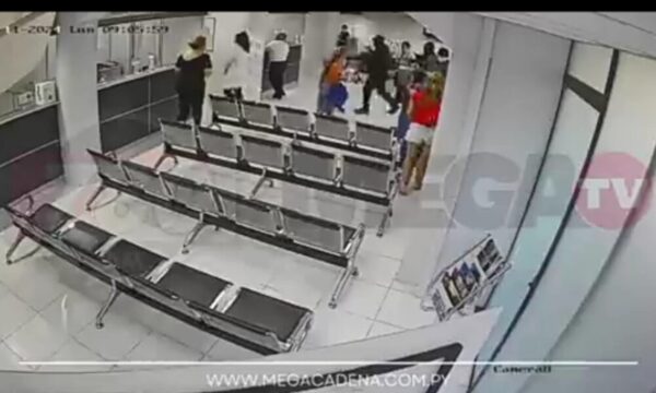 (VIDEO)En pleno día, ladrones armados robaron en laboratorio Díaz Gill