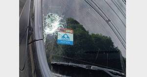 ¡Qué mala pata! Explotó transformador y metales cayeron sobre su parabrisas