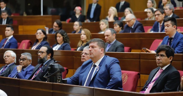 Los colorados presumen de su "mejor momento" en el Congreso y la oposición se abre a negociar con el cartismo