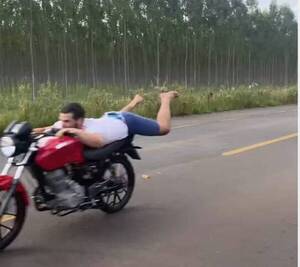 [VIDEO] ¡Se viene la pollada! Motoqueiros apeligran su vida en carrera clandestina