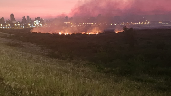 Bomberos trabajan para apagar incendio en la Costanera Norte