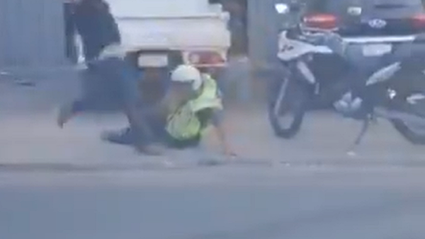 A las patadas: Agentes de tránsito son agredidos por motociclista