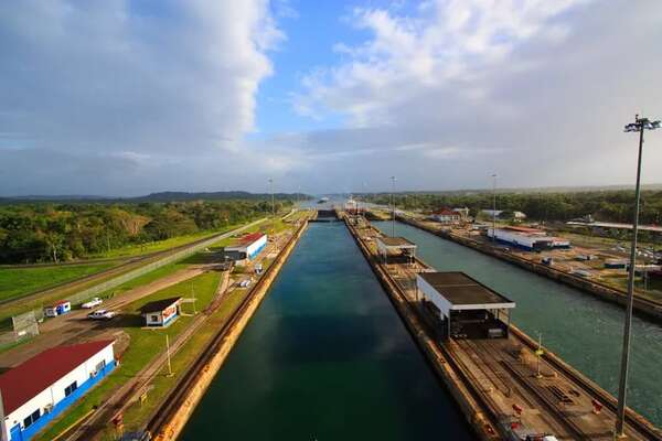 El canal de Panamá anuncia que aumentará tres pasos más diarios de buques, hasta 27 - Mundo - ABC Color