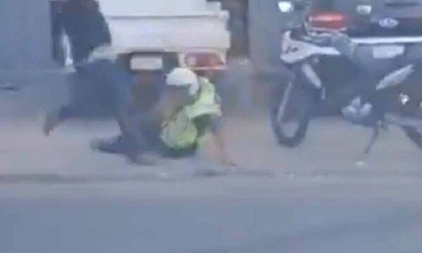 A las patadas: Agentes de tránsito son agredidos por motociclista – Prensa 5