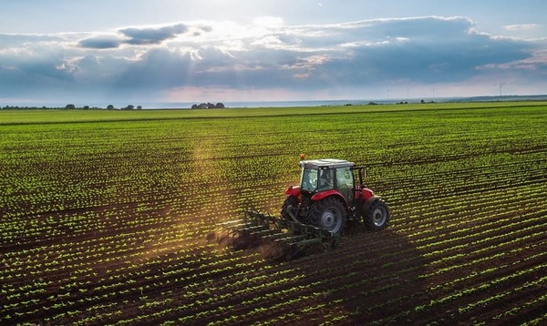 Agricultor muere aplastado por tractor