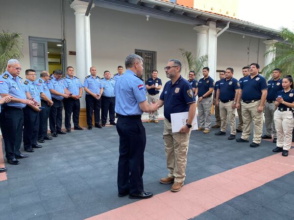Policías del Alto Paraná recibieron reconocimiento de la Comandancia - La Clave