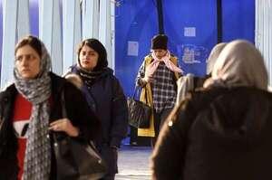 Video: polémica en Irán por una discusión entre un clérigo y una mujer sin el velo obligatorio - Mundo - ABC Color
