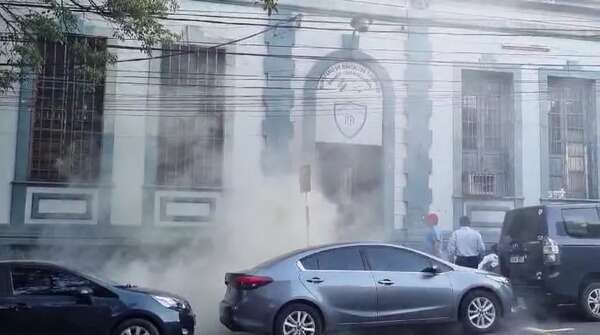 Principio de incendio por falla eléctrica en colegio República Argentina - Nacionales - ABC Color