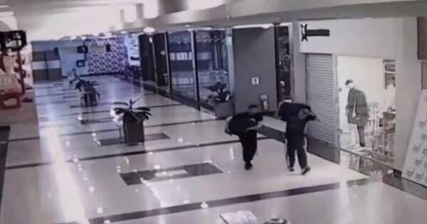 La Nación / A cara descubierta, delincuentes robaron 250 celulares y dinero de local en shopping