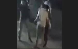 [VIDEO] ¡Qué bárbaro! Discutía con un arriero y "remató" por un gato anga: lo lanzó contra la muralla