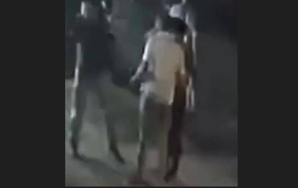 [VIDEO] ¡Qué bárbaro! Discutía con un arriero y "remató" por un gato anga: lo lanzó contra la muralla