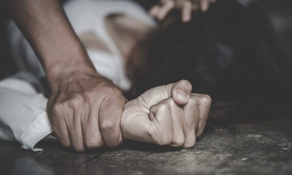 Detienen a 4 personas por abusar de una mujer en cancha de piki: Tenía hematomas y mordeduras
