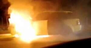 La Nación / Vehículo se incendió en plena marcha sobre Acceso Sur