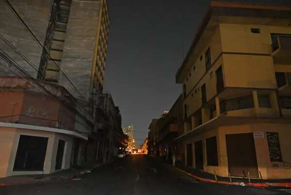 Corte de energía eléctrica a nivel país: la causa fue un incendio de pastizal en Emboscada - Nacionales - ABC Color
