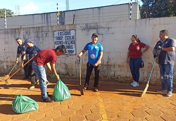 Transportistas escolares piden que se respete lugar de estacionamiento - La Clave