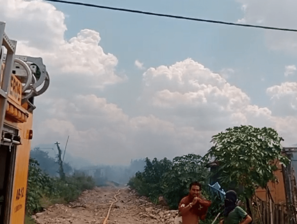 Incendio de gran magnitud apeligra al menos 50 viviendas en Asunción, reportan · Radio Monumental 1080 AM