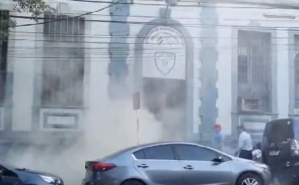 Susto tras principio de incendio en medidor de un conocido colegio capitalino