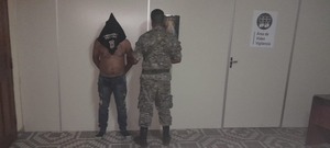 Fue a la casa de su ex e intentó agredirla con un puñal