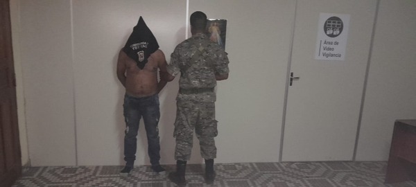 Fue a la casa de su ex e intentó agredirla con un puñal