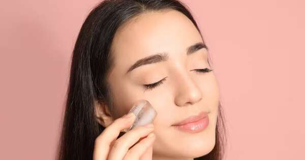 La Nación / ¿Tiene beneficios usar hielo en la cara como rutina de belleza?