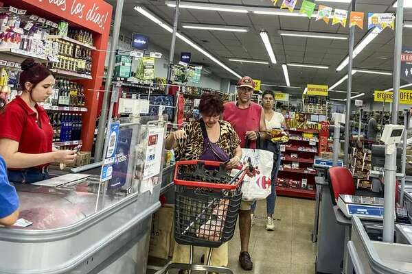 La inflación interanual en Argentina se situó en el 276,2 % en febrero - Mundo - ABC Color