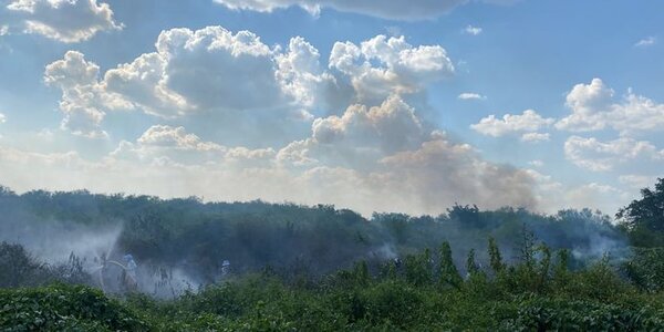 Incendio en el Bañado Sur sigue sin controlarse y pone en peligro varias viviendas