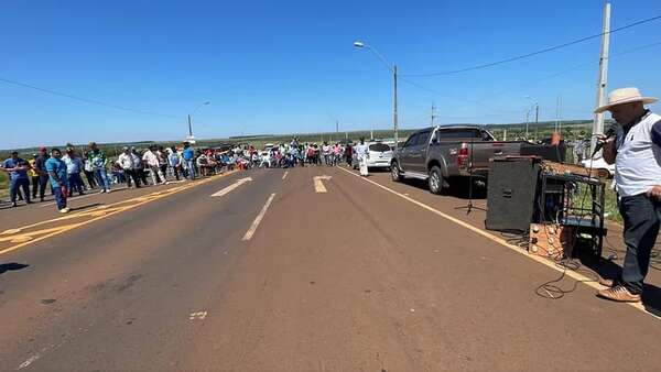 Yasy Cañy: cierran ruta para exigir asfaltado - Nacionales - ABC Color