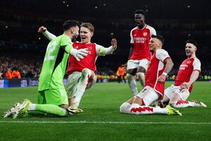 Versus / El Arsenal, con David Raya de héroe, rompe la maldición de los octavos