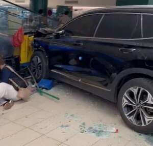 Video: camioneta chocó dentro del estacionamiento de shopping Paseo La Galería  - Policiales - ABC Color