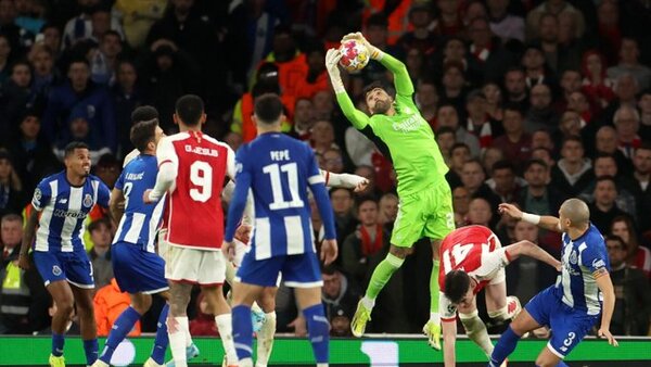 Raya se hace enorme y manda al Arsenal a cuartos