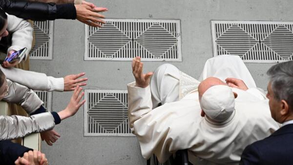 El Papa denuncia la "locura" de la guerra, que mata a "muchos jóvenes"