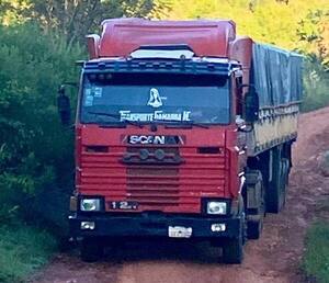 Delincuentes roban camión cargado con soja y lo abandonan totalmente vacío - La Clave