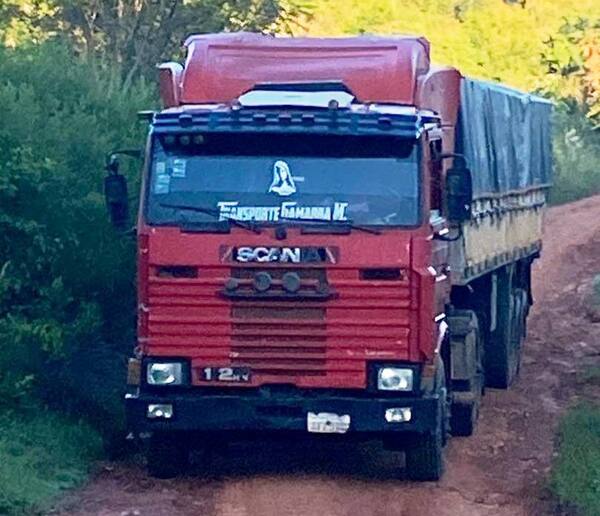 Delincuentes roban camión cargado con soja y lo abandonan totalmente vacío - La Clave